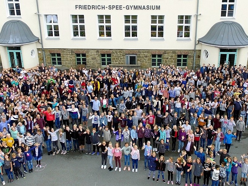 Menschen vor dem historischen Altbau, Friedrich-Spee-Gymnasium