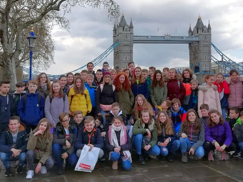 Schüler*innen vor der Tower-Bridge