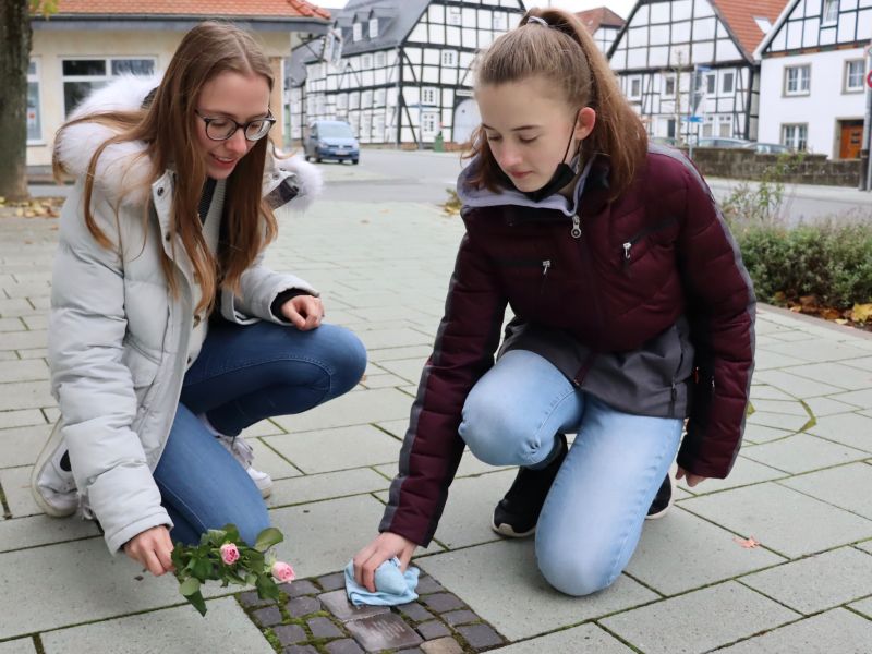 Oberstufenschüler reinigen Stolpersteine in Rüthen