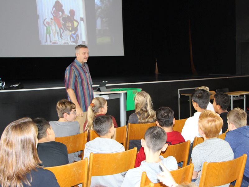 You are currently viewing Vortrag am FSG: „Wir sind Kinder, keine Soldaten“