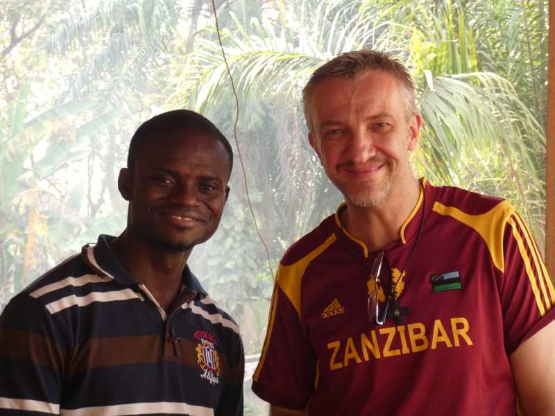 Ted Akoloza (Direktor der Schule) und Olaf Derenthal (unsere Kontaktperson)
