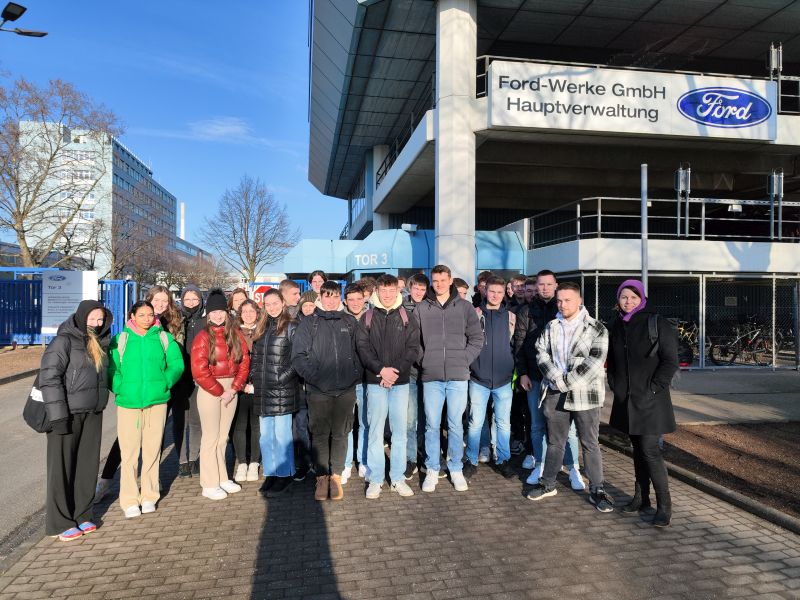 Q1-Erdkunde-LKs erkunden Ford Werke in Köln