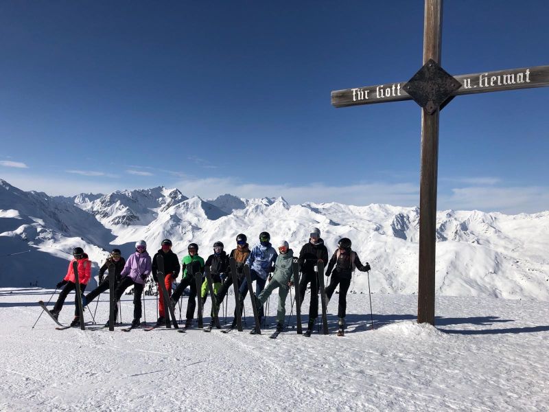 FSG goes Axams: Schul-Skifahrt führt wieder in die Tiroler Bergwelt nahe Innsbruck