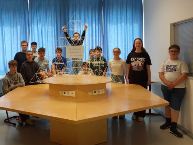 Mathe-Projektkurs baut Sierpinski-Pyramide