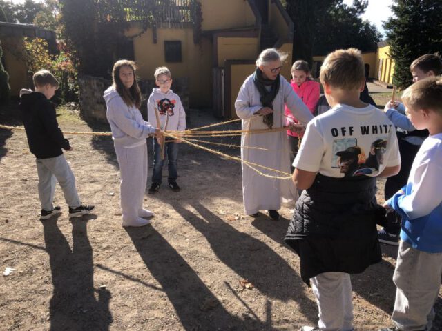 Sechstklässler besuchen Bibeldorf in Rietberg