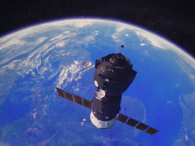 Mobiles Planetarium fasziniert Schülerinnen und Schüler der Jahrgangsstufen 5 und 8