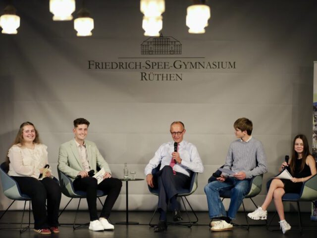 Bundeskanzler Friedrich Merz zu Besuch an seiner alten Schule